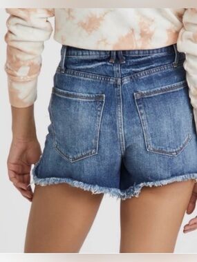 Good American 90s bombshell cut off denim shorts 8